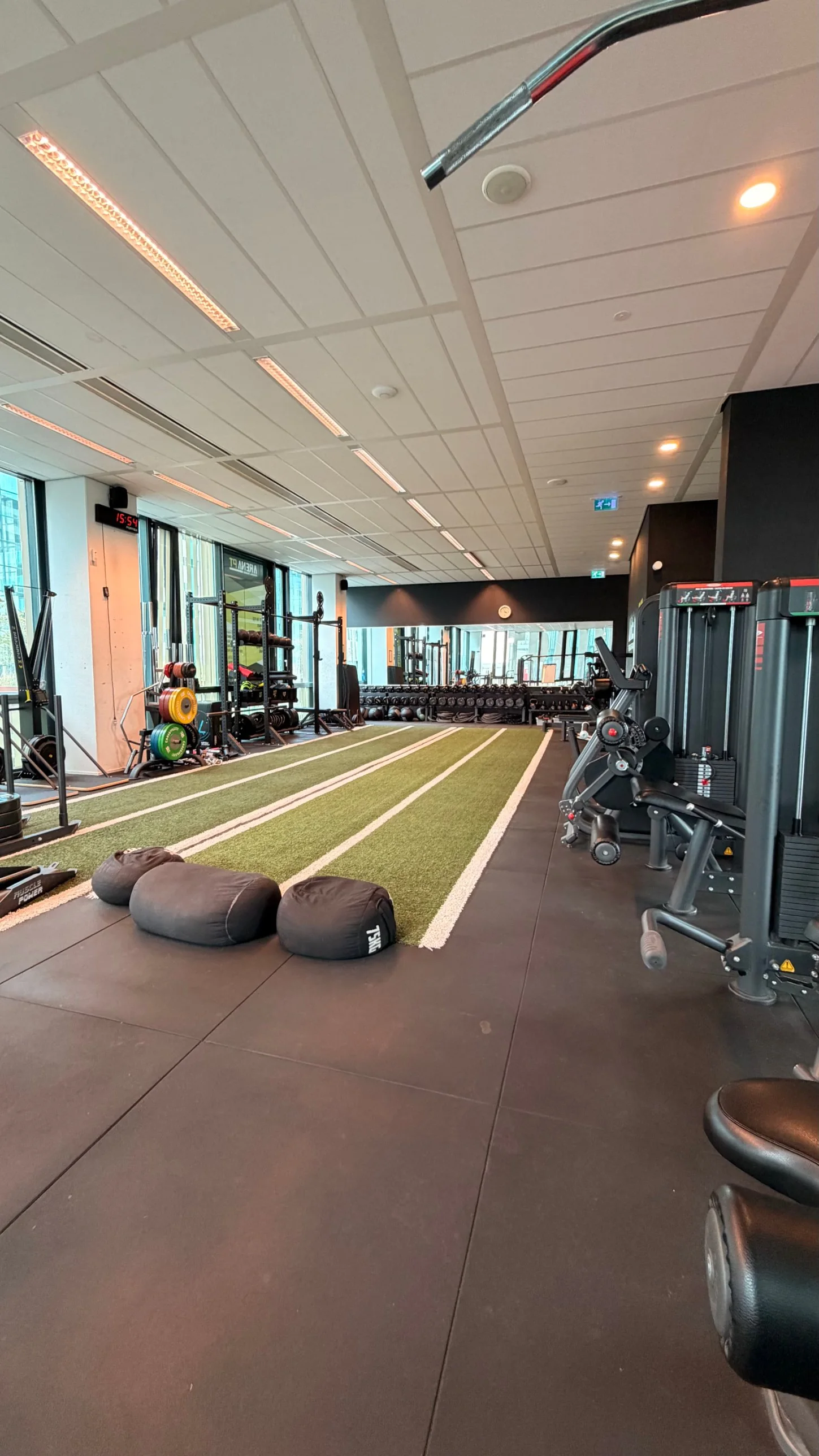 Trainingsvloer met kunstgrasbaan en krachtapparatuur