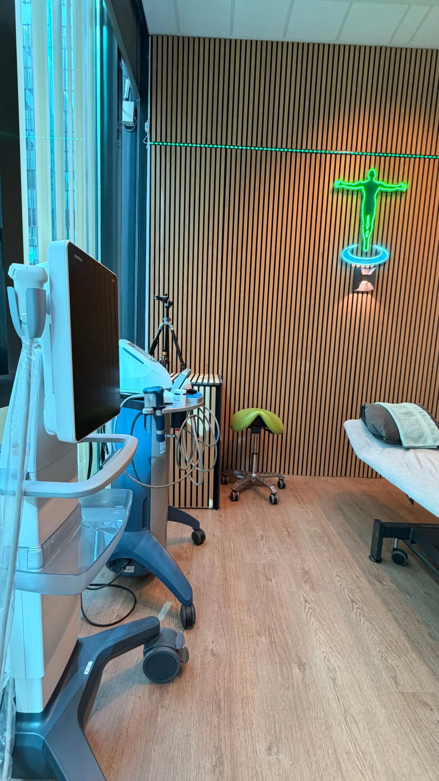 Echografie- en shockwaveapparaat naast de behandeltafel