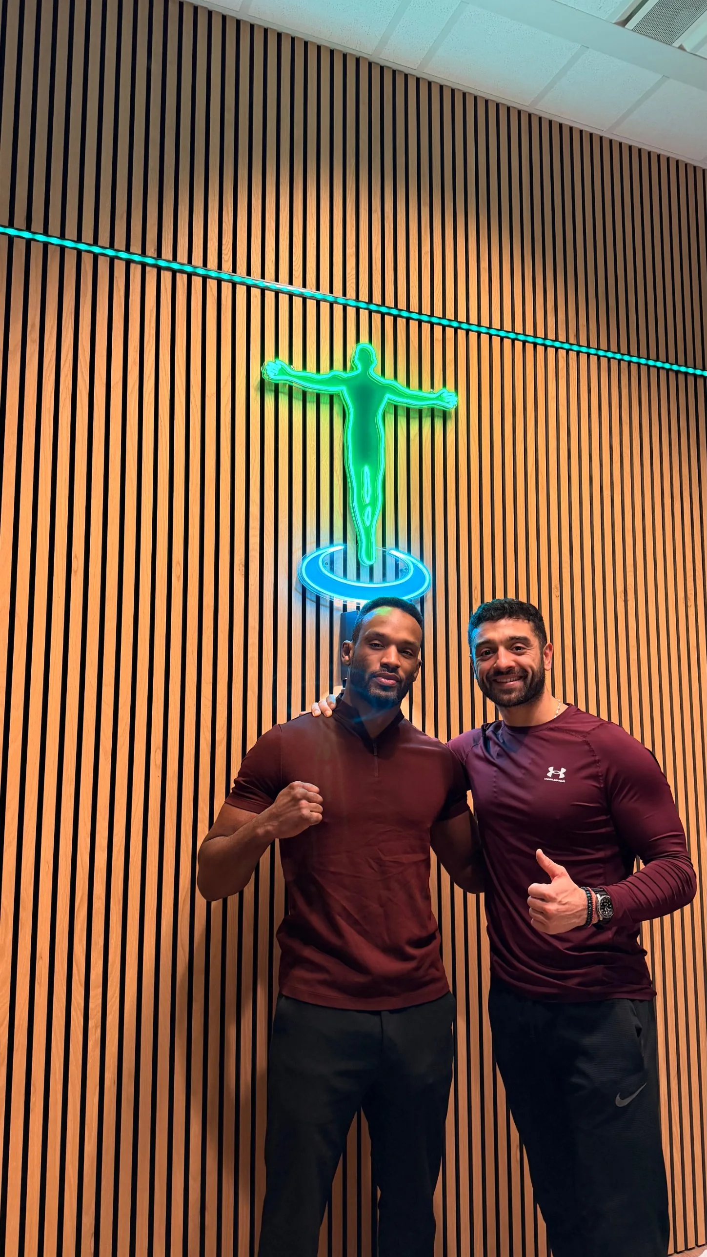 Noach Blyden en Ilias voor het neonlogo