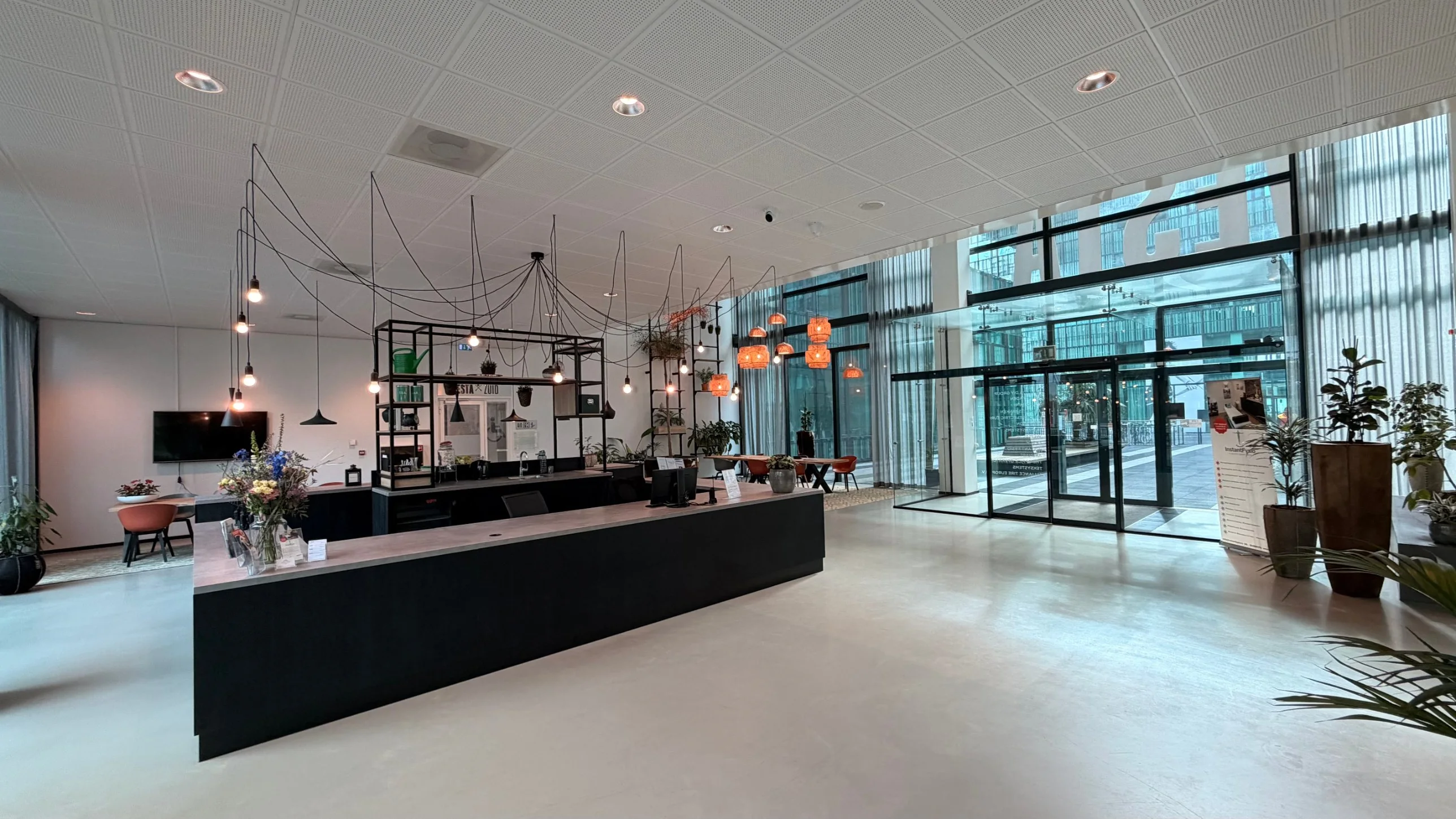 Lobby van gebouw Vesta met ontvangstbalie